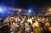 Không ngại chen chúc, biển người dự lễ khai ấn đền Trần 2018