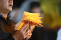 Không ngại chen chúc, biển người dự lễ khai ấn đền Trần 2018