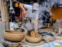 Độc đáo nghề rang ngũ cốc chợ Nủa