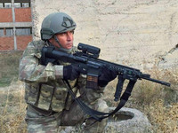 [ẢNH] Súng trường tấn công mạnh hơn AK-47 và M-16 vừa xuất hiện tại Syria