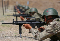 [ẢNH] Súng trường tấn công mạnh hơn AK-47 và M-16 vừa xuất hiện tại Syria