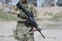 [ẢNH] Súng trường tấn công mạnh hơn AK-47 và M-16 vừa xuất hiện tại Syria