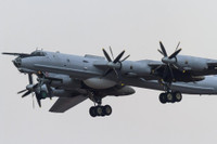 [ẢNH] Biên đội 7 chiếc Tu-142 Nga xuất kích trả đũa sau khi bị F-22 Mỹ áp sát