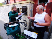 [ẢNH] Gian nan hoạt động đưa thư trên thế giới, không phải ai cũng biết