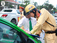 CSGT Hà Nội lập biên bản xử lý nghiêm các phương tiện vi phạm