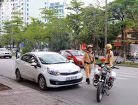 CSGT Hà Nội lập biên bản xử lý nghiêm các phương tiện vi phạm