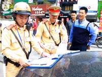 CSGT Hà Nội lập biên bản xử lý nghiêm các phương tiện vi phạm