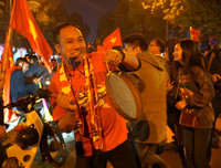 [ẢNH] Nhìn lại 1 đêm trắng người Hà Nội ăn mừng chiến thắng lịch sử của bóng đá Việt Nam