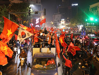 [ẢNH] Nhìn lại 1 đêm trắng người Hà Nội ăn mừng chiến thắng lịch sử của bóng đá Việt Nam