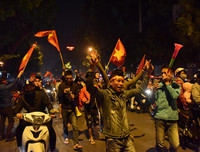 [ẢNH] Nhìn lại 1 đêm trắng người Hà Nội ăn mừng chiến thắng lịch sử của bóng đá Việt Nam