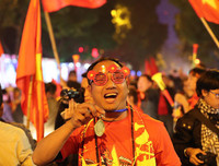 [ẢNH] Nhìn lại 1 đêm trắng người Hà Nội ăn mừng chiến thắng lịch sử của bóng đá Việt Nam