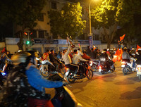 [ẢNH] Nhìn lại 1 đêm trắng người Hà Nội ăn mừng chiến thắng lịch sử của bóng đá Việt Nam