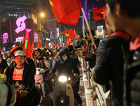 [ẢNH] Nhìn lại 1 đêm trắng người Hà Nội ăn mừng chiến thắng lịch sử của bóng đá Việt Nam