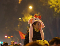 [ẢNH] Nhìn lại 1 đêm trắng người Hà Nội ăn mừng chiến thắng lịch sử của bóng đá Việt Nam