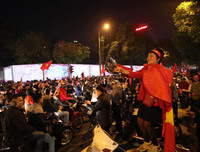 [ẢNH] Nhìn lại 1 đêm trắng người Hà Nội ăn mừng chiến thắng lịch sử của bóng đá Việt Nam