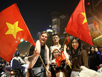 [ẢNH] Nhìn lại 1 đêm trắng người Hà Nội ăn mừng chiến thắng lịch sử của bóng đá Việt Nam