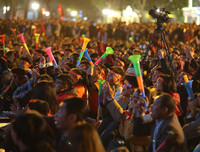 [ẢNH] Nhìn lại 1 đêm trắng người Hà Nội ăn mừng chiến thắng lịch sử của bóng đá Việt Nam