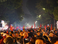 [ẢNH] Nhìn lại 1 đêm trắng người Hà Nội ăn mừng chiến thắng lịch sử của bóng đá Việt Nam