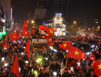 [ẢNH] Nhìn lại 1 đêm trắng người Hà Nội ăn mừng chiến thắng lịch sử của bóng đá Việt Nam