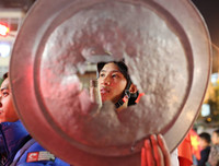 [ẢNH] Nhìn lại 1 đêm trắng người Hà Nội ăn mừng chiến thắng lịch sử của bóng đá Việt Nam