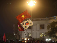 [ẢNH] Nhìn lại 1 đêm trắng người Hà Nội ăn mừng chiến thắng lịch sử của bóng đá Việt Nam