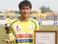 Nhìn lại hành trình vươn lên không ngừng của cựu tiền đạo Lê Công Vinh