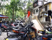 Cận cảnh các sân chơi trẻ em bị người lớn 