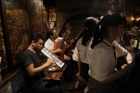 [ẢNH] Chật chội hơn phố cổ Hà Nội: 300 nhà hàng trong khu phố rộng chỉ bằng nửa sân bóng ở Nhật Bản