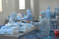 [ẢNH] Trung Quốc gửi 2,2 triệu khẩu trang, 50.000 bộ kit xét nghiệm tới châu Âu chống Covid-19