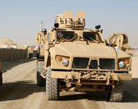 [ẢNH] Xe bọc thép Mỹ đang canh giữ mỏ dầu Syria sẵn sàng nổ súng vào đối phương