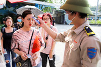 Tránh nóng ở công viên nước Hồ Tây