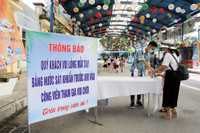 Tránh nóng ở công viên nước Hồ Tây