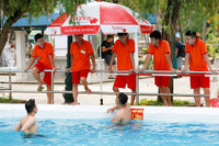 Tránh nóng ở công viên nước Hồ Tây