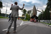 [ẢNH] Nga gây bất ngờ khi đưa máy bay siêu thanh Tu-144 ‘diễu phố’