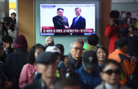 Lãnh đạo hai miền Triều Tiên bắt tay mở đầu cho cuộc gặp lịch sử mở ra hy vọng hoà bình