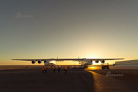 [ẢNH] Máy bay phóng tên lửa hai thân khổng lồ của Mỹ chính thức tung cánh