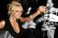 [ẢNH] Sao phim khiêu dâm bị bắt ngay tại quán bar