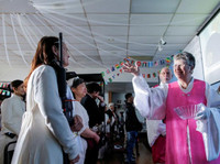 Kì lạ nghi lễ tôn thờ súng đạn tổ chức ở nhà thờ của Mỹ