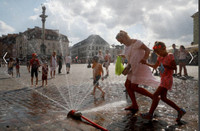 [ẢNH] Không riêng gì Việt Nam, các nước châu Âu cũng khô quắt với nắng nóng hè này