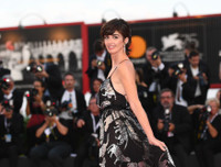 [Ảnh] Không rời mắt trước dàn diễn viên, người mẫu xinh đẹp tại LHP quốc tế Venice