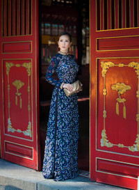 Hoa hậu Thu Hoài dù 3 con vẫn gây sốt với bộ sưu tập áo dài