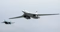 [ẢNH] Cú tăng tốc kinh hoàng của Tu-160 khiến F-35 