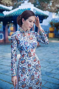 Hoa hậu Thu Hoài dù 3 con vẫn gây sốt với bộ sưu tập áo dài