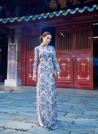 Hoa hậu Thu Hoài dù 3 con vẫn gây sốt với bộ sưu tập áo dài