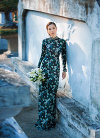 Hoa hậu Thu Hoài dù 3 con vẫn gây sốt với bộ sưu tập áo dài