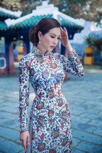 Hoa hậu Thu Hoài dù 3 con vẫn gây sốt với bộ sưu tập áo dài