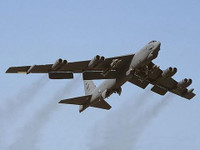 [ẢNH] B-52 Mỹ đột ngột bay sát đảo nhân tạo phi pháp ở biển Đông khiến Trung Quốc giật mình?