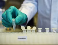 [ẢNH] Phát hiện thuốc có thể giảm 5.000 lần sự phát triển ARN của Covid-19