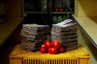 [ẢNH] Hàng chục xấp tiền chỉ đủ để mua cuộn giấy vệ sinh, bức tranh bi đát về Venezuela