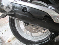 [ẢNH] Chiếc xe máy SH bị dập vỡ sau màn phá hoại của thanh niên càn quấy